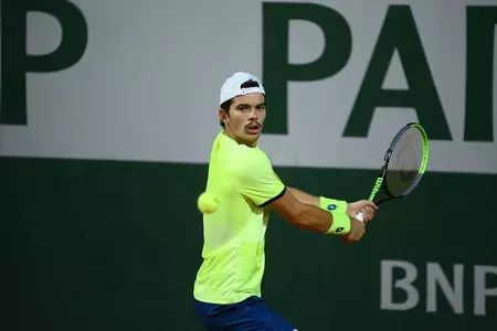 2022 Men's tennis signee Natan Rodrigues returns a serve