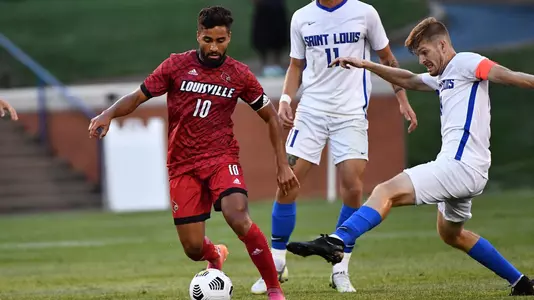 Pedro Fonseca dribbling at Saint Louis.