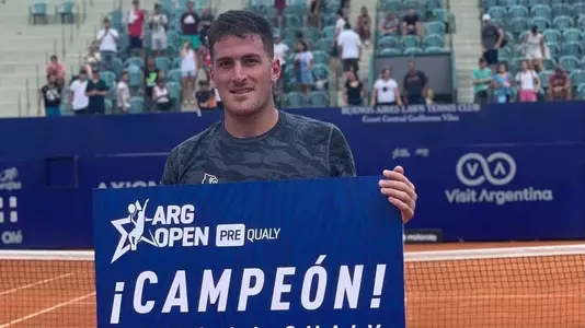 Federico Gomez with pre-qualifier champions sign