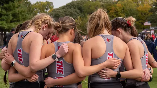 Louisville Women Huddle Before Bradley Pink Classic