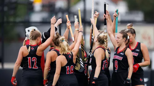 Field hockey team huddle against Indiana