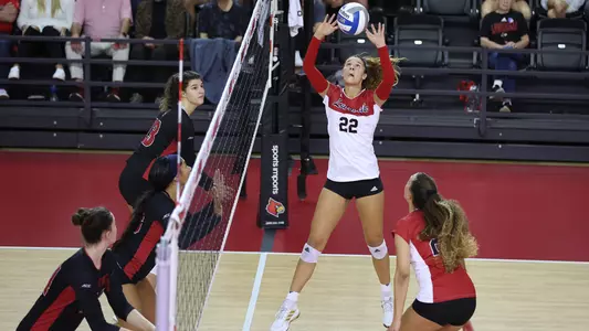 Raquel Lazaro sets Amaya Tillman