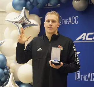 daniel sos throws up his L on podium
