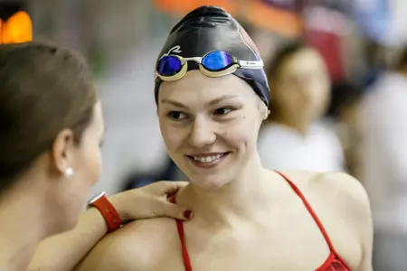 Mariia Astashkina listens to the coaching staff