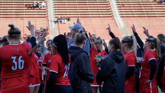 WLAX breaks a huddle after a timeout at Cincinnati