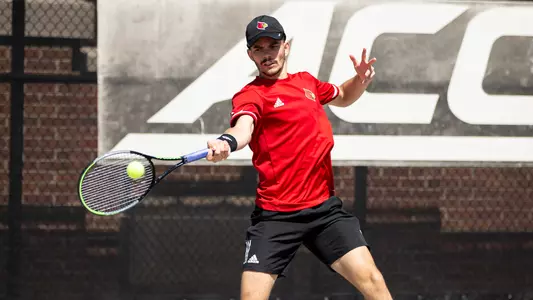 Natan Rodrigues returns a serve