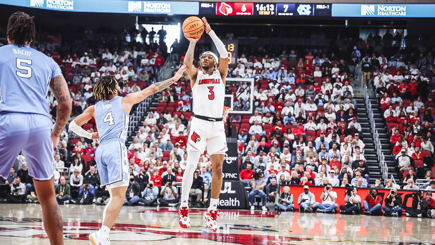 El Ellis shoots a 3-pointer against North Carolina at the KFC Yum! Center on Jan. 14, 2023.