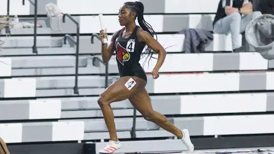 Taylor Herbert runs her leg in the 4x400m relay at the Cardinal Classic