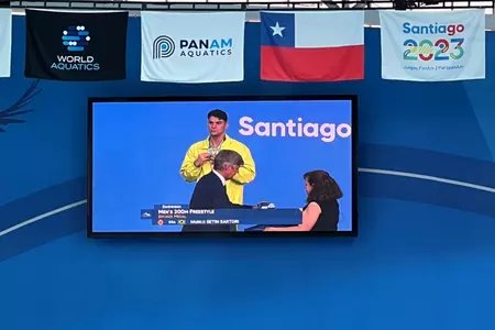 Murilo Sartori on the podium at the medal ceremony at the Pan Am Games