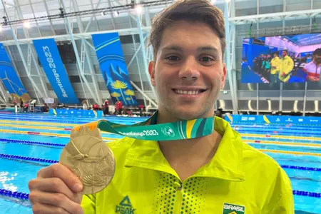 Murilo shows off his Pan Am Gold medal