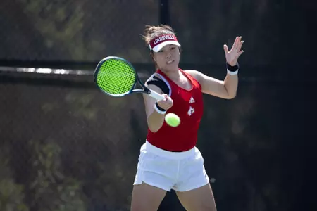 Cici Xin hits a forehand