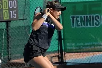 Berta Miret returns a serve