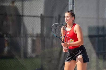 Lika Peresypkina awaits the serve