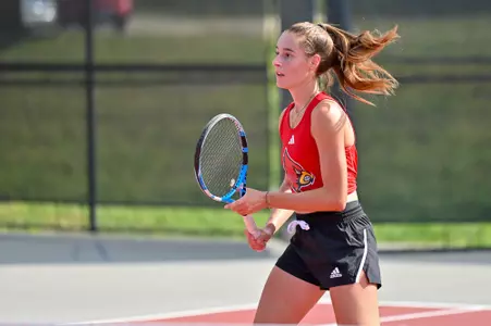 Elena Noguero awaits the serve