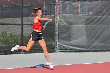 Elena Noguero returns a volley