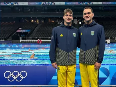 Nick Albiero and Murilo Sartori pose in Paris at Olympic pool
