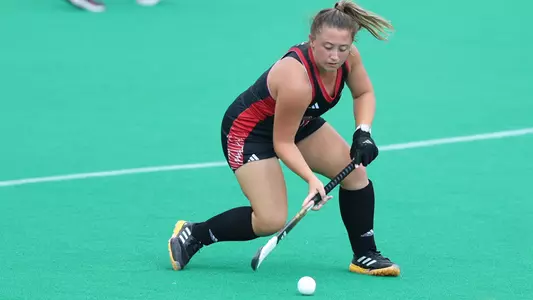 Tatum Kroon passes the ball during the Princeton game