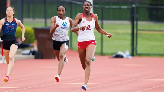 Kiyah Yeast races the 200m at the 2023 Clark Wood Invitational