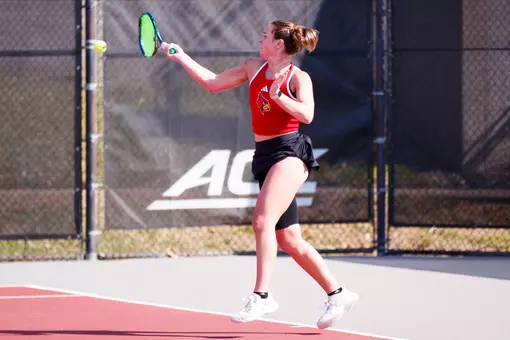 Alice Otis returns a volley
