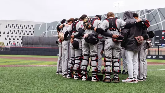 The Cardinals huddle at Cincinnati.
