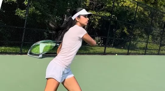 Anshika Jaswal returns a serve