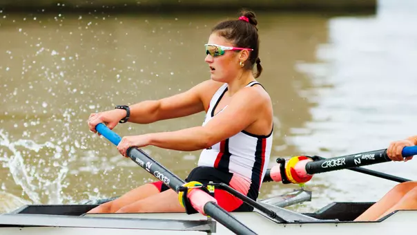Ellie Fazio rows during a race
