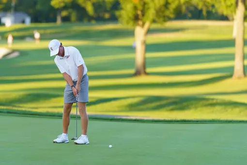 Warren Thomis putting at Bearcat Invitational