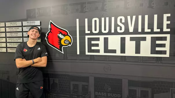 Maksim Hristov signs