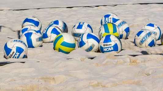 Vollyeballs_in_sand_1_action_web