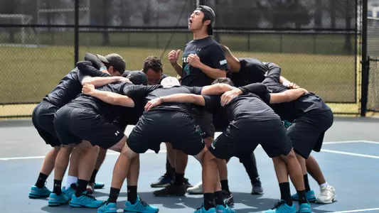 Men's Tennis Pre-match huddle 2021