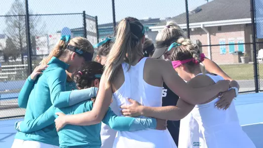 Women Tennis - team huddle 2022