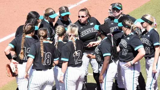 Softball Huddle_ULM