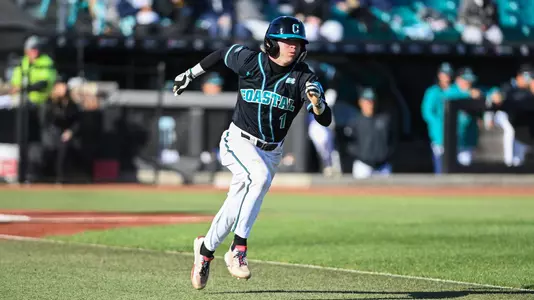 Dale Thomas running to first base (2022)