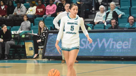 Richardson dribbling the ball