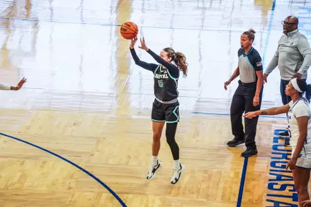 Kristin Williams shoot ball against GSU on 1/22/2025