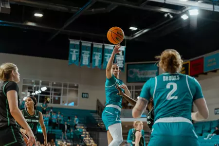 Mallory Bruce passes ball against Marshall on 1/29/2025