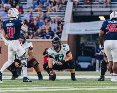Zac Elam prepares for play against South Alabama on 9/20/2025