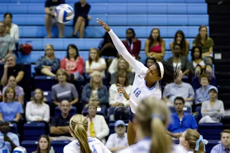 Volleyball Falls in Five-Set Thriller at Connecticut