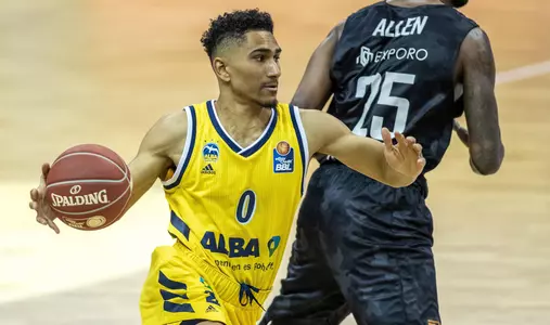 Title: Berlin, Germany. 20th May, 2021. Basketball: Bundesliga, Alba Berlin - Hamburg Towers, Championship Round, Quarterfinals, Matchday 1, Mercedes-Benz Arena. ALBA's Maodo Lo (l) fights for the ball against Hamburg Towers' Terry Allen. Credit: Andreas Gora/dp