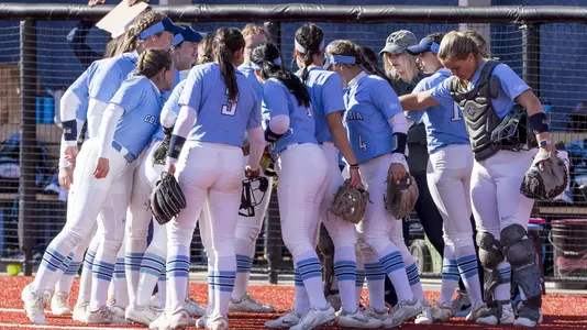 Softball 2022 Full team Huddle v Harvard