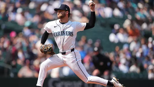 Josh Simpson pitches with the Seattle Mariners