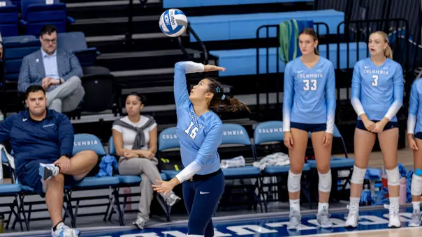 Clara Yu serving