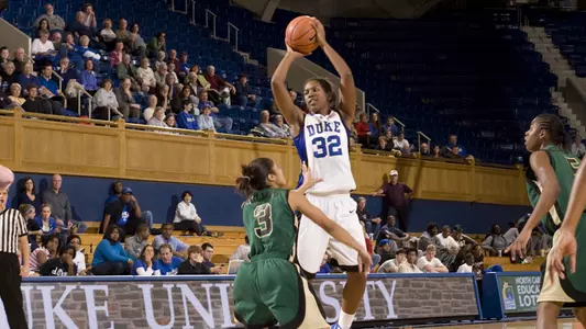 Women's Hoops Closes Out 2009 at Temple
