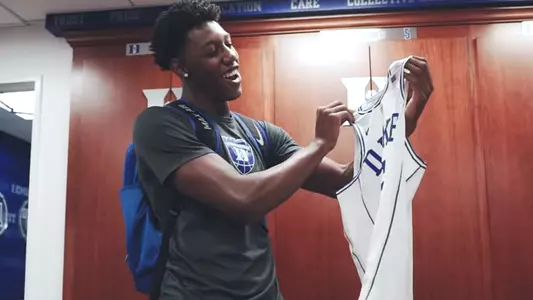 Freshmen Get First Look at Basketball Jerseys