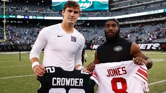 Daniel Jones (left) and Jamison Crowder pose after the Giants and Jets face off in MetLife Stadium.
