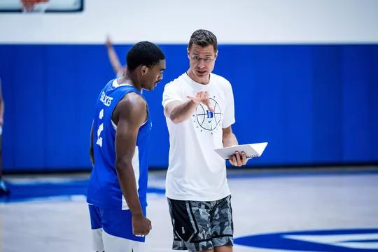 Men's basketball head coach Jon Scheyer gives instruction during a practice