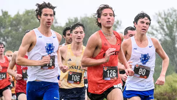 Duke men's cross country runs in a pack of runners