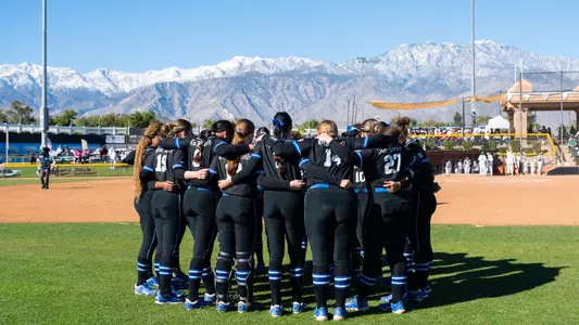 Team huddle vs. Oregon Mary Nutter