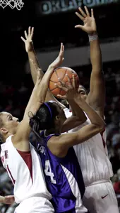 Ashley Davis is double teamed by Oklahoma's Laura Andrews, left, and Courtney Paris, right, in the first half. (AP Photo)