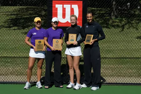 (L-R) Seniors Anna Sydorska and Macall Harkins